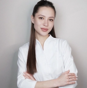 Ниацинамид (4–5%) уменьшает выработку себума, укрепляет кожный барьер и снижает воспаление. Азелаиновая кислота (15–20%) подходит пациентам с акне и розацеа, уменьшает воспаление, поствоспалительную пигментацию и нормализует процессы кератинизации. Цинк PCA обладает себорегулирующим действием и хорошо переносится даже чувствительной кожей. L-карнитин также способен уменьшать продукцию кожного сала и часто встречается в профессиональной косметике для жирной кожи.