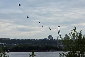 В Нижнем Новгороде спасатели эвакуируют 16 человек с остановившейся канатки