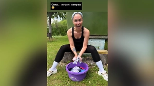 Агата Муцениеце показала, как бегает по лесу и стирает носки в тазике в Латвии