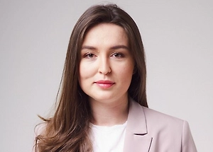 По санитарным нормам на задания в первом классе отводился один час, и этого достаточно, если они действительно закрепляют пройденный на уроке материал, а не вынуждают ребёнка осваивать новые темы дома. Такой час работы даёт результат и помогает привыкнуть к учебному ритму.