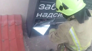 Спасатели вытащили 15-летнюю девочку из ячейки постомата в Ровно