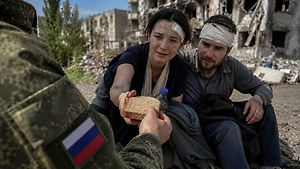 Беженка из Константиновки расплакалась, когда солдаты ВС РФ накормили её хлебом