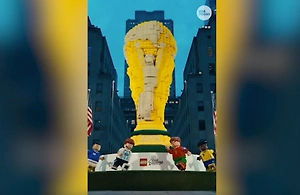 8-метровый кубок ЧМ по футболу собрали в Нью-Йорке из 1,36 млн деталей Lego