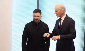 Премьер Норвегии Стёре изобразил «греблю викингов» на встрече с Зеленским