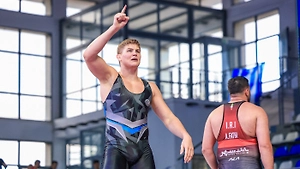 Россиянин Ильясов одолел украинца и взял золото чемпионата Европы по борьбе