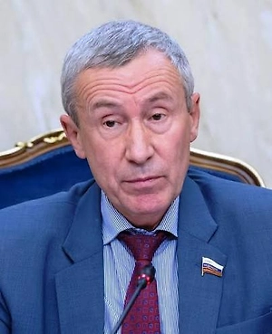 Лондон хочет перехватить инициативу и взять на себя контроль над безопасностью в континентальной Европе. Для этого им нужны государства-сателлиты — не только Украина, но и Молдова, а также игроки на Кавказе, которых можно втянуть в эту орбиту. Действуя в рамках своих многовековых колониальных традиций, британцы пытаются возобновить так называемую «Большую игру» на пространстве Евразии.