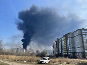 Над Киевом поднимается чёрный дым после взрыва на фоне тревоги