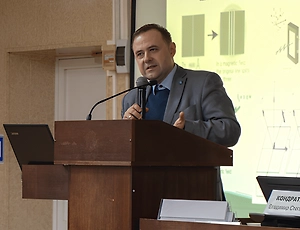 Металл отражает и экранирует электромагнитные волны, а железобетон дополнительно ослабляет их прохождение. В результате до телефона доходит значительно менее мощный сигнал, чем на открытом пространстве.