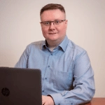 Современные смартфоны оснащены серьёзной защитой от пыли и влаги по стандарту IP65–IP68. Это означает, что устройство выдерживает не только дождь, но и кратковременное погружение в воду. Стандарт IP68 — это лабораторные испытания в идеальной пресной воде. Реальный дождь, солёная морская вода или падение с высоты — это уже совсем другая история, которая может нарушить герметичность даже у дорогого флагмана.