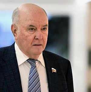Безусловно, Федеральная служба безопасности заслуживает самых высоких оценок, и в первую очередь это касается предотвращения тех циничных и поистине зверских террористических актов, с которыми мы, к сожалению, сталкиваемся в последнее время. Надо отдать должное: в этом направлении сотрудники ФСБ работают удивительно эффективно и, что крайне важно, самоотверженно.