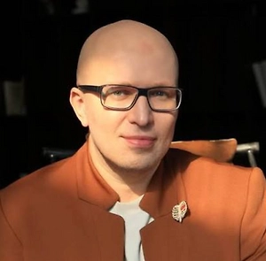 С возрастом знаменитая фраза Печкина «Я почему вредный был? Потому что у меня велосипеда не было» тоже приобретает совершенно новый смысл. Примерно в том возрасте, когда дяденьки начинают покупать себе дорогие игрушки в кризисе среднего возраста, становится понятно: за хронической вредностью иногда действительно скрывается хроническая неудовлетворённость.
