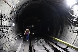 С фонариками в кромешной тьме: Появилось видео из метро Алма-Аты, которую накрыл блэкаут