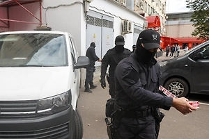 Появилось видео обысков на рынке «Горбушка» в Москве