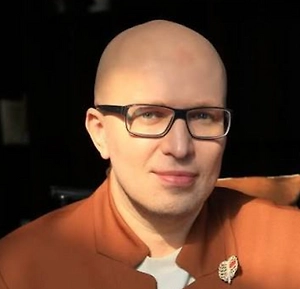 Родители часто говорят мне на приёме: «Я хочу, чтобы мой ребёнок вырос самостоятельным». Только обычно под этим подразумевается, что ребёнок будет самостоятельно принимать те решения, которые родители считают правильными, не отключать геолокацию и прослушку на часах и жить в тех границах, которые ему установили. Настоящая самостоятельность ребёнка гораздо более жёсткая. Потому что мальчик вырастет и может выбрать совсем не ту девочку, которая нравится маме. Пойти совсем не в ту профессию. Жить совсем не так, как вы ему придумали. 