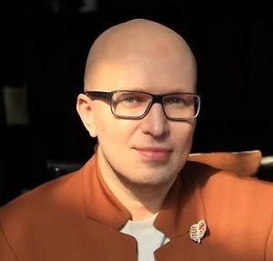 Секрет успеха героев Успенского как раз в том, что они получились очень живыми. И в разные периоды жизни мы воспринимаем их совершенно по-разному. В детстве ты воспринимаешь себя героем, которому взрослые постоянно мешают жить. А потом сам становишься тем взрослым, который спрашивает, куда ребёнок собрался, считает деньги, думает о последствиях и иногда просто хочет, чтобы от него все отстали. Мы не разлюбили героев детства. Просто наконец доросли до остальных персонажей.