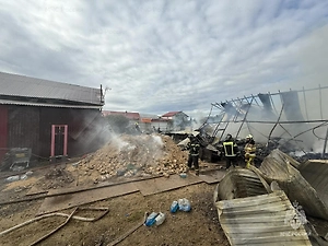 Сильный пожар вспыхнул на складе строймагазина под Зеленоградом