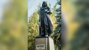С памятника Дарту Вейдеру в Одессе сняли табличку на русском