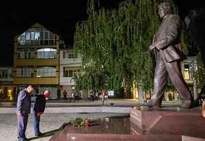 Врио главы Дагестана Щукин возложил цветы к памятнику Магомедали Магомедову