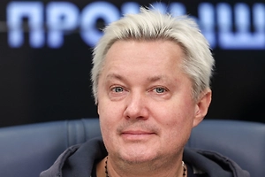 С 2025 года в России действует ГОСТ на школьную форму, и споры вокруг неё не утихают. Одни родители уверены, что форма стирает границы между детьми из семей с разным достатком, другие переживают, что единый стиль лишает ребёнка возможности проявить себя. По опросам, половина родителей считает, что форма никак не сказывается на индивидуальности детей или даже помогает её раскрыть, но почти каждый десятый видит в этом угрозу.