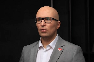 Дальше работает группа. Если десятки людей рядом ведут себя точно так же, внутренний вопрос «А я вообще не охренел?» возникает всё реже. Ответственность размывается, чужое поведение становится подтверждением собственного: раз остальные сидят, едят, требуют и угрожают, значит, происходящее почему-то допустимо. В социальной психологии это описывается через диффузию ответственности и влияние групповых норм.