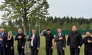Пользователи заподозрили свиту Зеленского в «короткой зиге» на могиле Коновальца
