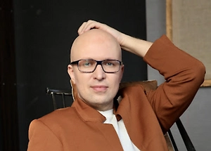 Детям сильных, знаменитых или просто идеализированных родителей это бывает особенно трудно: собственные достижения сравниваются не с реальным человеком, а с памятником, который семья уже успела ему поставить. А потом папа возвращается. Двадцать лет эмоционального контакта пропущены, поэтому Одиссей выбирает самый доступный способ мужского сближения — совместное насилие. Поговорить о чувствах не успели.