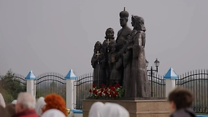 В ХМАО открыли памятник Николаю II и членам его семьи