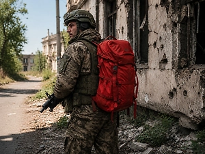 «К врагу я всегда лицом»: Герой России Струна рассказал, зачем носил красный рюкзак на штурмы