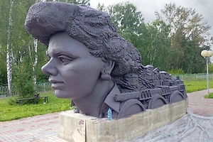 «Алёнка» нервно курит в сторонке: В Сибири поставили арт-объект, который переплюнул воронежский мем