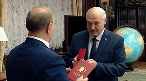 Зюганов вручил Лукашенко Ленинскую премию ЦК КПРФ