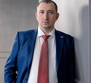 Уголовно наказуемая схема начинается там, где вымышленная романтическая история становится способом получить деньги. Например, «жених» просит оплатить билет к невесте, лечение, срочную операцию родственнику, таможенную пошлину за подарок, погасить долг или вложиться в общий бизнес, хотя таких обстоятельств не существует. Сюда же относится «заём», который человек изначально не собирался возвращать.