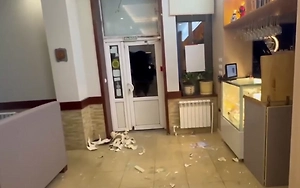 В Петербурге двое пьяных мужчин разгромили ресторан и ограбили сотрудницу