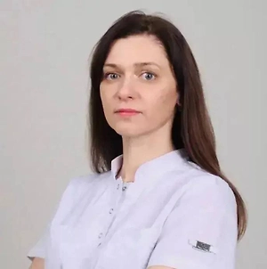 Это ишемическая болезнь сердца, способная привести к инфаркту миокарда, и атеросклеротическое поражение сосудов, в том числе мозговых, повышающее риск инсульта. Эти заболевания действительно чаще встречаются у людей старшего возраста, но это совершенно не значит, что молодые от них защищены. Не стоит думать, что до определённого возраста можно жить «на износ», а заняться здоровьем когда-нибудь потом. При этом возраст сам по себе не приговор: встречаются очень пожилые пациенты с практически чистыми сосудами и здоровым сердцем, и здесь многое зависит от образа жизни, наследственности и того, насколько внимательно человек относится к своему организму.