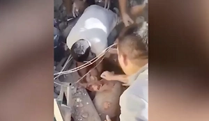 Отец закрыл собой двухмесячного сына: Оба выжили под завалами в Колумбии