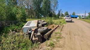 В Красноярском крае опрокинулся грузовик с пассажирами в кузове, 6 пострадали