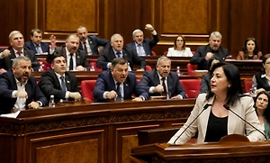 «Давайте поиграем»: парламент Армении превратился в детсад из-за слова «католикос»