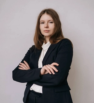 Если один из членов семьи потратил общие деньги не на нужды семьи и сделал это без согласия другого, эти обстоятельства можно доказывать в суде в рамках гражданского спора. При доказанности соответствующих обстоятельств суд может взыскать с супруга часть денежных средств. Однако речь в таком случае идёт о гражданско-правовых последствиях. Уголовная ответственность возможна, когда речь идёт уже не об общих, а о личных деньгах одного из супругов.
