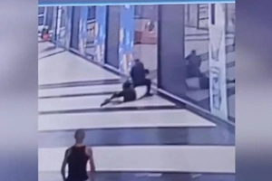 В Ленобласти неадекват бросался на людей в ТЦ, а когда его скрутили — заговорил по-английски