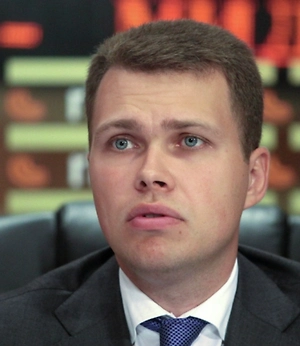 Схема отработана до мелочей: на подъездах расклеивают псевдоофициальные объявления, звонят пожилым людям, представляясь сотрудниками ЖКХ, и убеждают, что до 1 сентября нужно срочно провести обязательную проверку. Напуганные пенсионеры пускают их в дом, а те «выявляют» неисправности и берут от 50 до 100 тысяч рублей за копеечную работу.