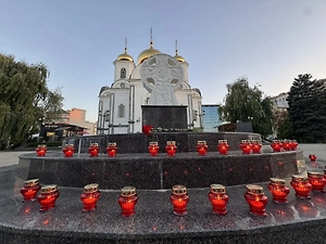 Жители Краснодара несут свечи в память о детях, погибших при атаке ВСУ