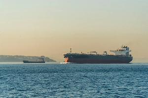 Танкер загорелся после удара в Красном море