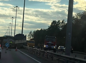 Пять человек пострадали в ДТП автобуса и грузовика на КАД в Петербурге