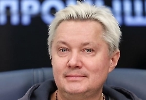 У размера сумки есть куда более скучное и куда более проверяемое объяснение, и оно почти не имеет отношения к характеру владелицы. Чтобы понять, откуда вообще взялась привычка носить с собой отдельную ёмкость для вещей, стоит заглянуть не в психологию, а в историю кроя одежды. Разница между мужским и женским гардеробом здесь говорит больше, чем любой архетип.