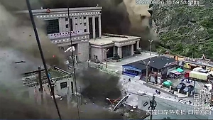 Разрушил всё за секунды: Появилось видео чудовищного оползня на границе Китая и Непала