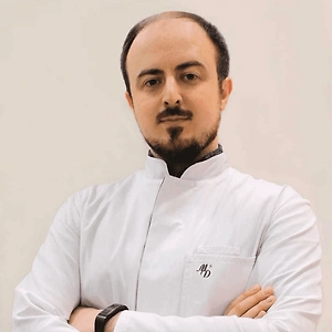 Макро- и микроэлементы не просто «помощники» в организме, а напрямую влияют на то, насколько хорошо мы справляемся со стрессом. Во время стресса организм мобилизует ресурсы: активируется гипоталамо-гипофизарно-надпочечниковая ось, выбрасываются кортизол и адреналин. В этот момент резко возрастает потребность в ряде микронутриентов — они активно расходуются, а часть может усиленно выводиться. Если в рационе или из-за нагрузок их не хватает, это создаёт порочный круг: стресс усиливается, а дефицит нутриентов делает нас ещё более уязвимыми.