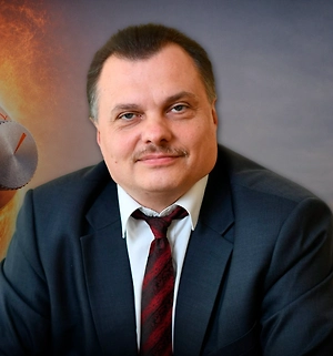 Конец августа и сентябрь действительно могут быть временем, когда летучие мыши чаще обычного залетают в квартиры, на балконы и в подъезды. Но формулировка «молодые ищут место для зимней спячки — и поэтому массово летят в окна» слишком упрощает картину. Одновременно распадаются летние выводковые колонии, молодняк начинает самостоятельную жизнь, часть видов мигрирует, а у некоторых начинается осеннее «роение» возле мест будущей зимовки.