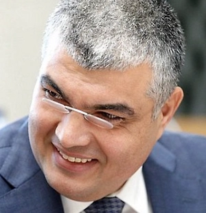 Многодетная мама, у которой 7 детей, не может справляться без поддержки. У неё нет времени даже на сон, не то что на работу или отдых. А социальная няня — это не роскошь, это необходимость, как для пожилых людей, которым мы даём социальных работников. Государство должно помочь тем, кто воспитывает будущее страны.