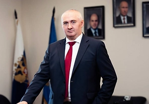 Я бы очень осторожно относился к выводам о том, что человечество якобы «глупеет». Такие громкие формулировки возникают во многом из-за попытки свести чрезвычайно сложное понятие интеллекта к показателю IQ, измеряемому тестами. IQ-тесты действительно позволяют оценить ряд когнитивных способностей: логическое мышление, память, скорость обработки информации, способность находить закономерности. Но они не измеряют интеллект человека целиком.