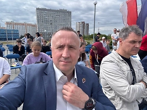 Что мы делаем не так? Мы разрешаем распространять контент, где убийство становится игрой, где человеческая жизнь ничего не стоит, где жестокость подаётся как развлечение. И когда наши дети смотрят это, они перестают отличать игру от реальности. Они начинают думать, что убить — это нормально. И тогда они берут ножи и идут убивать. Это прямая связь. Платформы, распространяющие такой контент, несут прямую ответственность за эти трагедии.