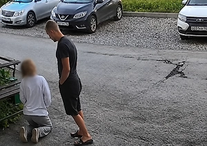 «На колени, быстро»: В Башкирии заступник с балкона избил подростка за нападение на девушку